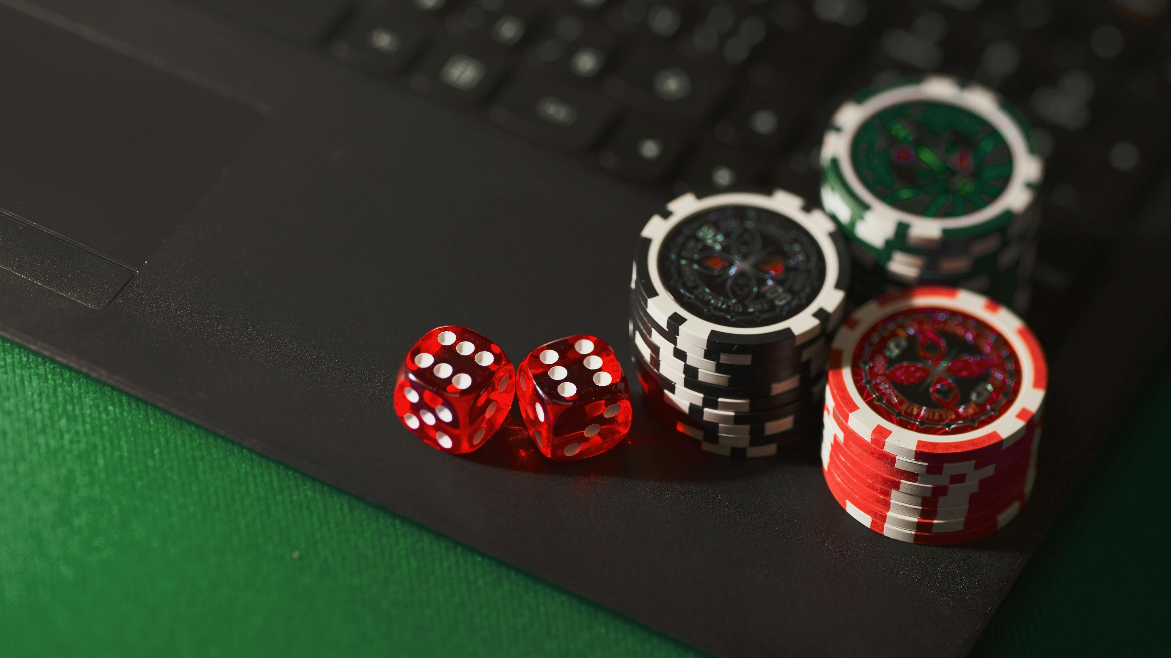 Tata letak meja French Roulette dengan penempatan taruhan dan pembayaran